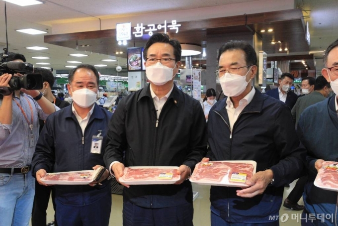 정황근 농림축산식품부 장관(사진 가운데)이 30일 서울시 서초구 농협하나로마트 양재점을 찾아 이성희 농협중앙회장(오른쪽) 등과 함께 돼지고기 등 주요 농식품 생활물가를 직접 점검했다.