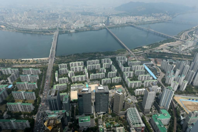 [서울=뉴시스] 배훈식 기자 = 이번 주 서울 아파트 가격이 0.02% 상승한 29일 오전 서울 송파구 서울스카이 전망대에서 바라본 강남 아파트 밀집지역 모습. 강남을 비롯해 용산 등 고가 아파트 밀집지역의 매매가격이 오르며 전체 서울 아파트 가격 상승 폭을 키웠다. 2022.05.29.