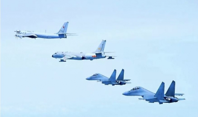 중국 J-16 전투기 2대가 합동 공중 훈련에서 중국 H-6K 폭격기와 러시아 Tu-95MS 폭격기를 호위하고 있다. /사진=CCTV 캡처