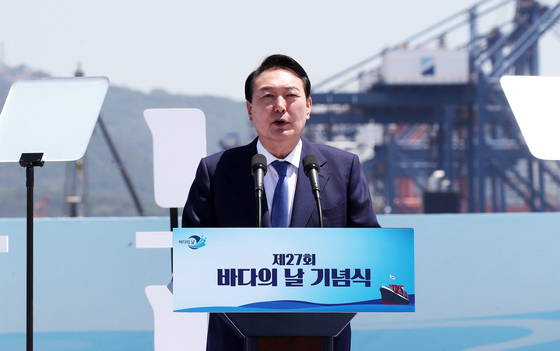 (부산=뉴스1) 안은나 기자 = 윤석열 대통령이 31일 부산 국제여객터미널 크루즈부두에서 열린 제27회 바다의 날 기념식에서 기념사를 하고 있다. (대통령실사진기자단) 2022.5.31/뉴스1