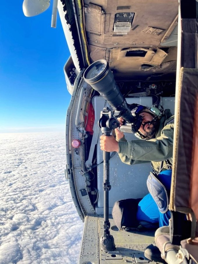 미국항공우주국(NASA)의 과학 사진작가 조시 발카셀이 태평양 8000피트(2.44㎞) 상공에서 항공기를 추적하고 사진을 찍는 모습. / 사진=미국항공우주국(NASA)