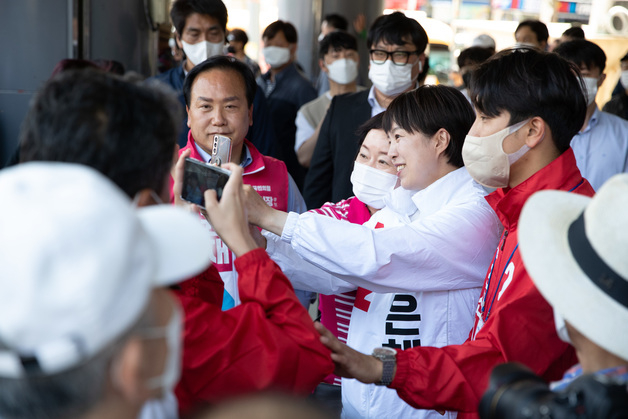 (오산=뉴스1) 이재명 기자 = 김은혜 국민의힘 경기도지사 후보가 31일 오후 경기도 오산시 롯데마트 사거리에서 시민들과 기념촬영을 하고 있다. 2022.5.31/뉴스1  