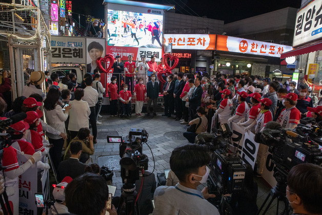 (수원=뉴스1) 이재명 기자 = 김은혜 국민의힘 경기도지사 후보가 31일 오후 경기도 수원시 팔달구 매산로테마거리에서 시민들에게 지지를 호소하고 있다. 2022.5.31/뉴스1  