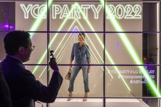 미국 뉴욕 구겐하임 뮤지엄에서 열린 YCC 파티에서 파티에 참석자들이 LG디스플레이 55인치 투명 OLED 9대로 홀로그램을 구현한 대형 포토월에서 기념촬영을 하고 있다. /사진제공=LG