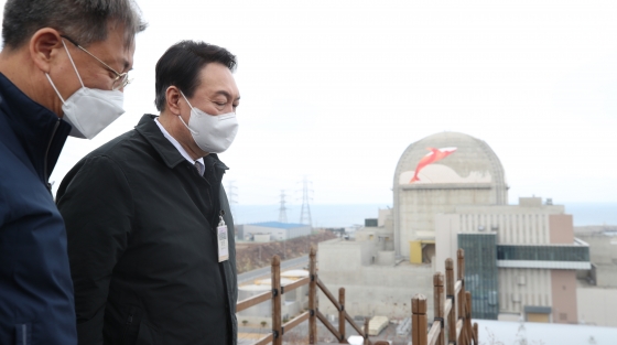 ▲ 윤석열 대통령이 후보시절인 지난해 말 경북 울진 신한울 3·4호기 건설현장을 방문해 현장을 둘러봤다./사진=뉴시스
