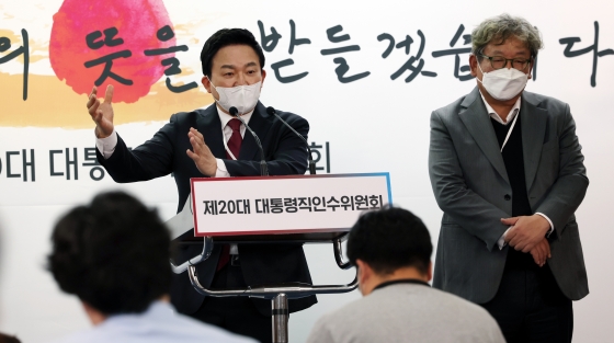▲ 원희룡 제20대 대통령직인수위원회 기획위원장(왼쪽)과 김상협 상임기획위원이 4월 12일 서울 종로구 통의동 인수위원회에서 '실현 가능한 탄소중립을 위한 정책방향' 브리핑을 하고 있다. /사진=뉴시스