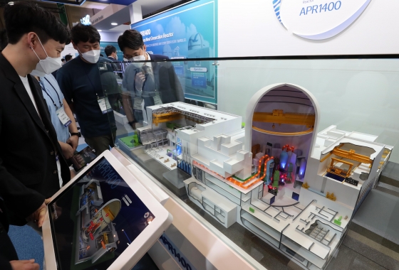 ▲ 4월 27일 개막한 ‘2022 부산국제원자력산업전’에서 관람객들이 우리나라 첫 수출 원전인 UAE 바라카 원전 1·2호기에 도입된 원자로(APR1400) 모형을 구경하고 있다./사진=뉴시스