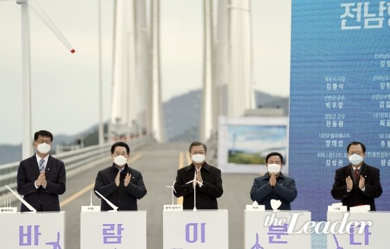 ▲ 문재인 대통령이 지난해 2월 전남 신안에서 열린 세계 최대 해상풍력단지 48조원 투자협약식에 참석해 투자협약 체결 후 박수를 치고 있다./사진=뉴시스