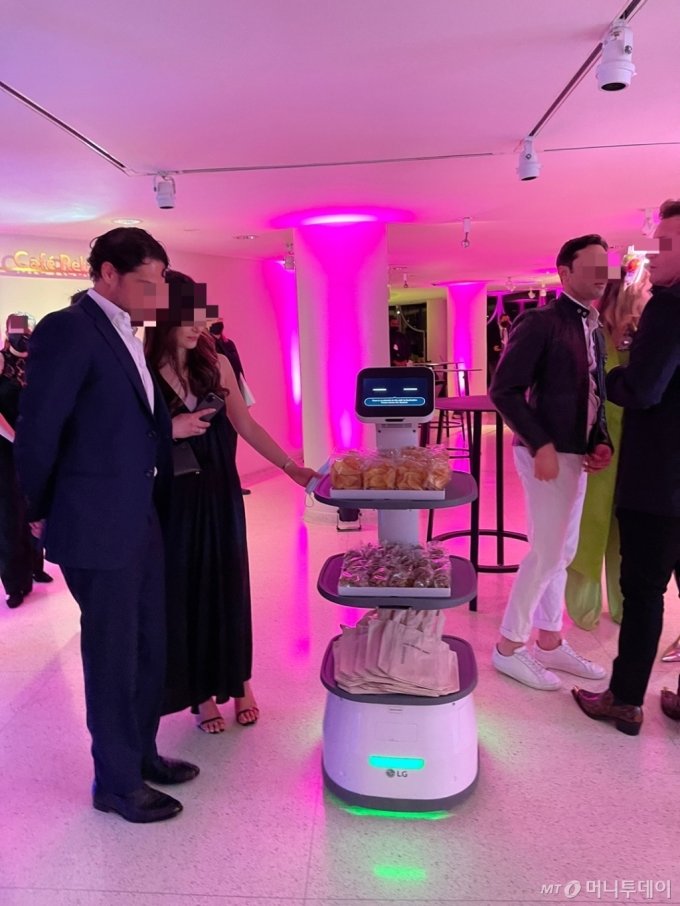 미국 뉴욕 구겐하임 뮤지엄에서 열린 YCC 파티 현장의 LG전자 로봇 /사진=임동욱 특파원