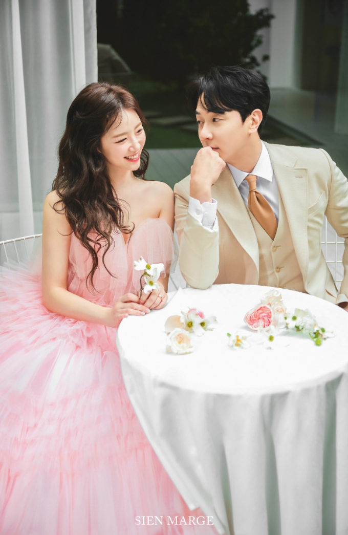 그룹 신화 앤디, 이은주 아나운서의 웨딩 화보. /사진=해피메리드컴퍼니, 웨딩디렉터봉드, 지엥마지, 아이테오, 모아위, 웨딩미, 닉스플로스, 스플렌디노, 규중칠우, 정민경스타일리스트, 제이마리드컴퍼니