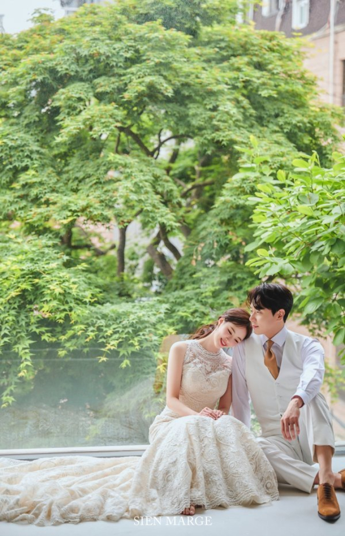 그룹 신화 앤디, 이은주 아나운서의 웨딩 화보. /사진=해피메리드컴퍼니, 웨딩디렉터봉드, 지엥마지, 아이테오, 모아위, 웨딩미, 닉스플로스, 스플렌디노, 규중칠우, 정민경스타일리스트, 제이마리드컴퍼니