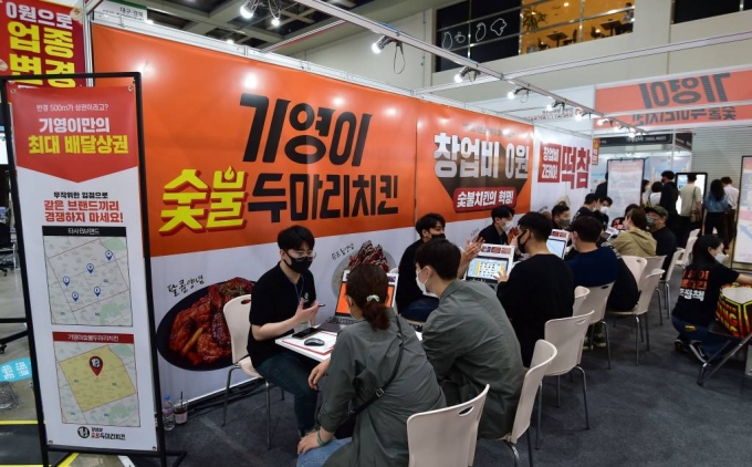 [대구=뉴시스] 이무열 기자 = 12일 오전 대구 북구 산격동 엑스코에서 열린 ‘2022 KFA 프랜차이즈 창업박람회 in 대구’에서 관람객들이 창업 상담을 받고 있다. 2022.05.12.