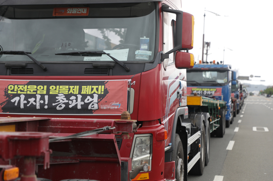 민주노총 전국공공운수노동조합 화물연대 울산본부 조합원들이 7일 오전 울산 남구 울산신항 앞에서 총파업 출정식을 개최한 가운데 주변 도로에 화물차들이 줄지어 서 있다. 화물연대는 Δ안전운임 일몰제 폐지 Δ안전운임 전차종·전품목 확대 Δ운송료 인상 Δ지입제 폐지 Δ노동기본권 확대 및 산재보험 확대 등 5가지를 정부에 요구하고 있다. /사진제공=뉴스1