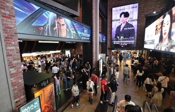 지난달 22일 오후 서울 CGV용산이 주말을 맞이해 영화관을 찾은 시민들로 붐비고 있다.  /사진=뉴스1