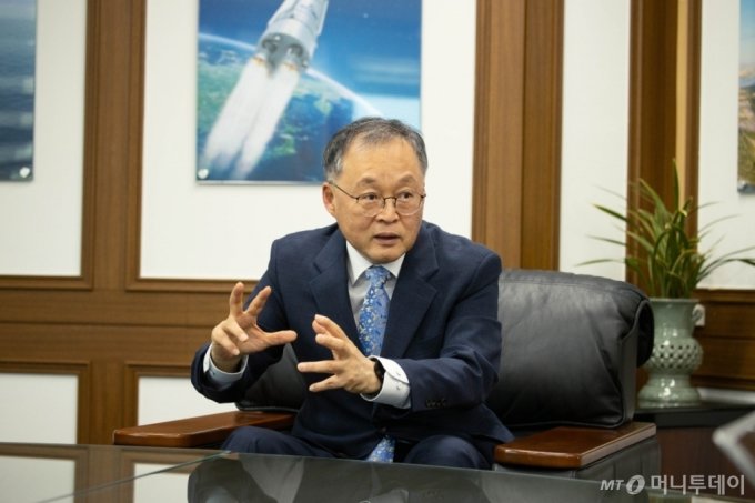 이상률 한국항공우주연구원장이 최근 머니투데이와 진행한 인터뷰에서 인공위성과 우주 발사체(로켓) 기술을 확보하더라도 &#039;소재·부품 자급력&#039;이 우주 경쟁력을 가를 것이라고 밝혔다. / 사진제공=한국항공우주연구원