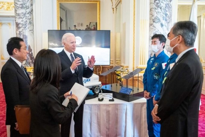 일본항공우주개발기구(JAXA) 연구자(파란색 유니폼)들과 만난 기시다 후미오 일본 총리와 조 바이든 미국 대통령. 바이든 미국 대통령은 한국과 정상회담에선 우주 관련 언급은 없었다. / 사진=백악관