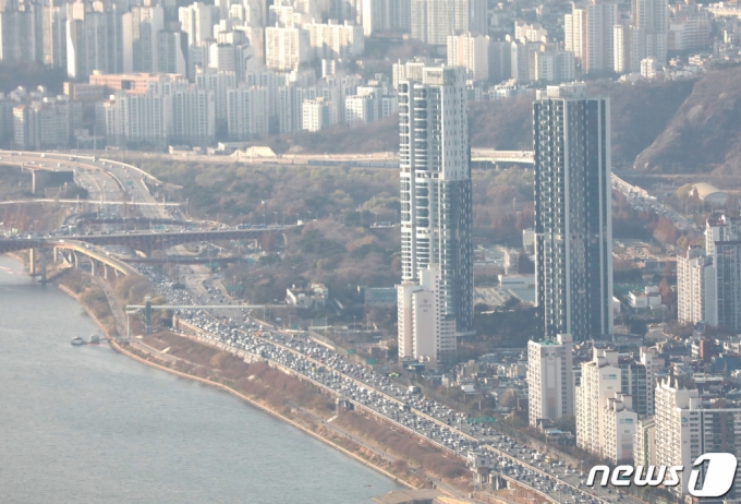 (서울=뉴스1) 이성철 기자 = 서울 송파구 롯데월드타워 서울스카이에서 아파트 전세가격이 가장 비싼 '트리마제'가 보이고 있다. 2020.12.2/뉴스1