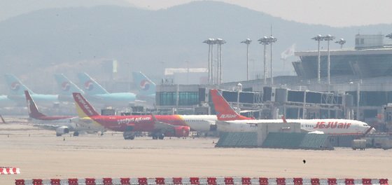 지난 4월17일 인천국제공항 계류장에 제주항공과 티웨이항공 여객기 모습이 보이고 있다/사진=뉴스1