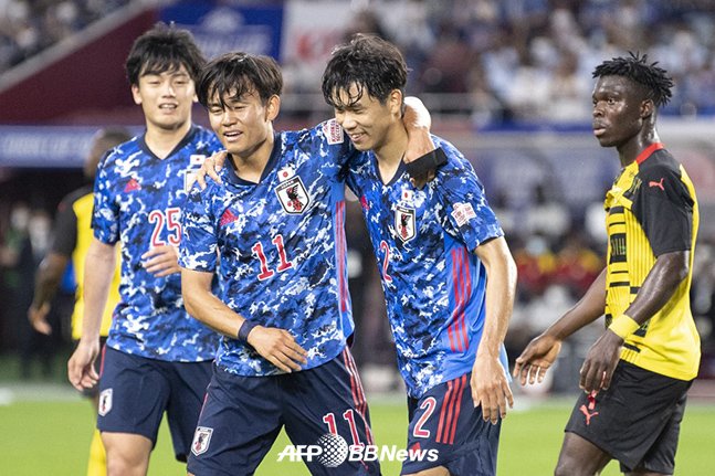 일본 축구대표팀 공격수 구보 다케후사(왼쪽 2번째)가 가나와의 평가전에서 골을 터뜨린 뒤 팀 동료들과 기뻐하고 있다. /AFPBBNews=뉴스1