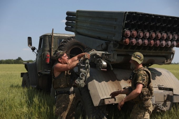 우크라이나 포병들이 지난 11일(현지시간) 하르키브 남쪽 이지움 근처에서 BM-21 Grad 방사포를 발사할 준비를 하고 있다. /ⓒ AFP=뉴스1