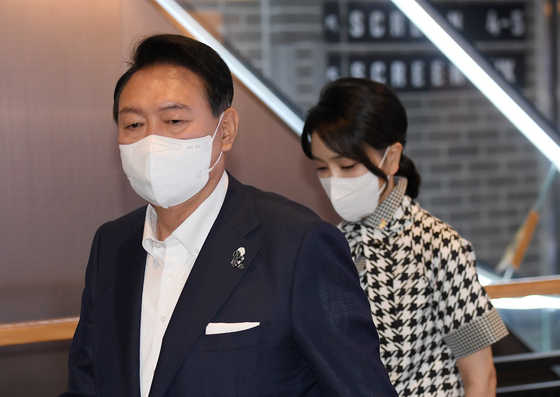 尹대통령·김건희 여사, 메가박스 성수점 떴다…'브로커' 관람 - 머니투데이 尹대통령·김건희 여사, 메가박스 성수점 떴다…'브로커' 관람 - 머니투데이