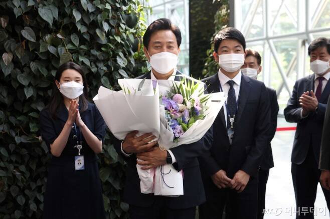 4선 서울시장에 오른 오세훈 시장이 지난 2일 시청 본관에서 직원들에게 꽃다발을 받고 있다./사진=김휘선 기자