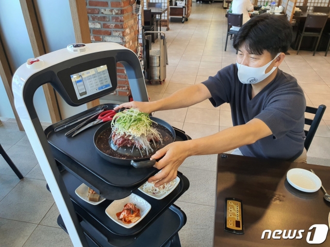  농협경제지주가 서빙로봇을 이용한 서비스를 시범사업으로 선보이고 있다/사진=뉴스1