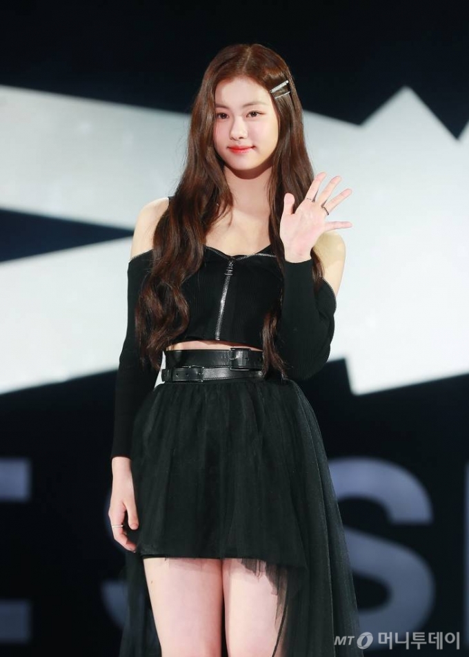 걸그룹 르세라핌(LE SSERAFIM) 김가람이 2일 오후 서울 장충체육관에서 진행된 첫 번째 미니앨범 &#039;FEARLESS&#039; 발매기념 쇼케이스에서 포즈를 취하고 있다. 이번 앨범에는 타이틀 곡 &#039;FEARLESS&#039;를 비롯해 &#039;The World Is My Oyster&#039;, &#039;Blue Flame&#039;, &#039;The Great Mermaid&#039;, &#039;Sour Grapes&#039; 등 5곡이 수록됐다. /2022.05.02 /사진=이동훈 기자 photoguy@