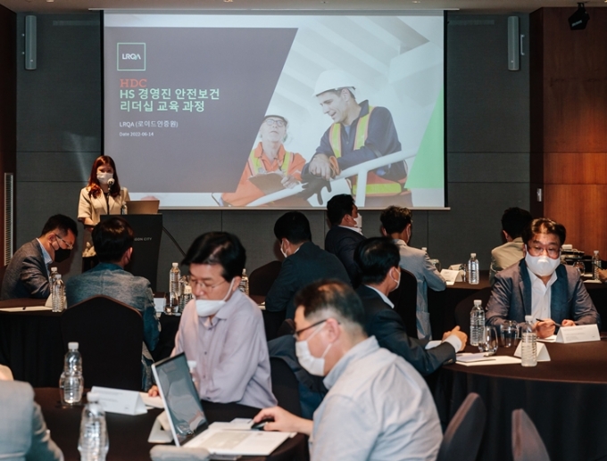 HDC현대산업개발은 14일 용산 드래곤시티호텔에서 'HDC SAFETY-I ACADEMY'의 최고경영진 과정의 일환으로 경영진 HS(Health & Safety) 리더십 교육을 진행했다고 밝혔다. 이날 교육에는 정익희 HDC현대산업개발 CSO, 조태제 HDC현대산업개발 건설본부장 등이 참석했다. /사진=HDC현대산업개발