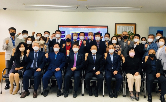 이수능 무학 고문(앞줄 오른쪽에서 3번째)이 무학 좋은데이 아카데미실 개소식을 하고 있다./사진제공=무학