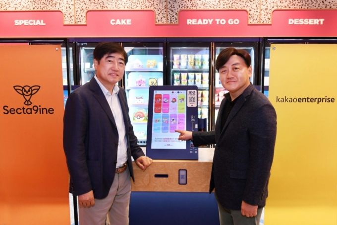 백상엽 카카오엔터프라이즈 대표(오른쪽)와 이경배 섹타나인 대표(왼쪽). /사진=카카오엔터프라이즈