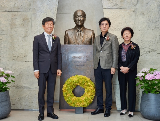 16일 강남구 삼성동 포니정홀에서 열린 '포니정 혁신상' 기념 사진. 왼쪽부터 정몽규 HDC그룹 회장, 혁신상 수상자 황동혁 감독 ,故 정세영 HDC그룹(전 현대산업개발) 명예회장의 부인 박영자 여사/사진제공=HDC현대산업개발