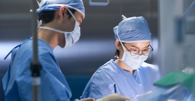 드라마 '슬기로운 의사생활'. 의료드라마에서는 종종 의료진들이 모여 수술전략을 논의하는 장면이 등장한다. /사진=tvN