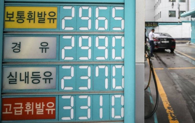 경유·휘발유 가격이 매일 최고가 신기록 쓰고 있는 가운데 지난 16일 오전 서울시내 한 주유소에 유가 알림판에 경유 가격이 리터당 2990원으로 적혀 있다. /사진=뉴시스