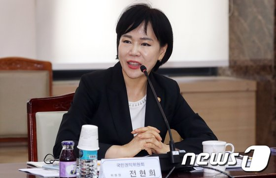 전현희 국민권익위원장이 16일 서울 종로구 세종대로 정부세종청사에서 열린 청렴윤리경영 정책자문단 간담회에서 모두발언을 하고 있다. 2022.6.16/뉴스1 (C) News1 김명섭 기자