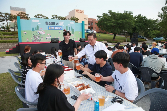 대구가톨릭대, '총장이 쏜딹 치맥 쫑파티' 열어