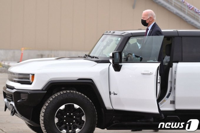 (디트로이트 AFP=뉴스1) 우동명 기자 = 조 바이든 미국 대통령이 17일(현지시간) 미시간주 디트로이트의 GM 전기차 팩토리 제로를 방문해 허머 전기차를 운전하기 위해 타고 있다.  (C) AFP=뉴스1  