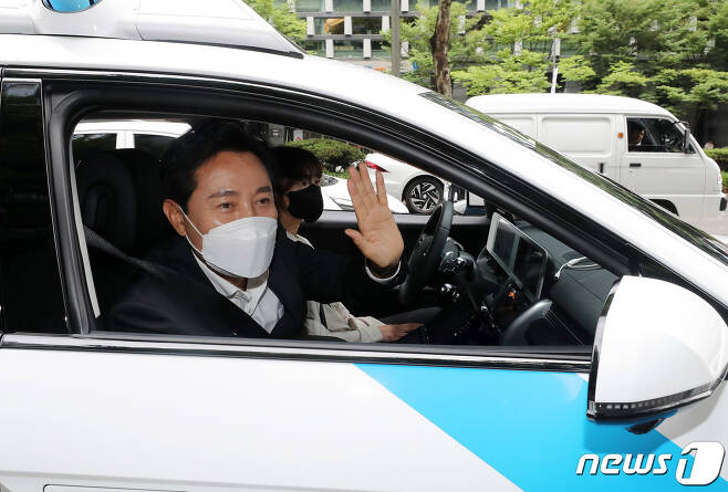 오세훈 서울시장이 지난 9일 오전 서울 강남구 테헤란로에서 열린 자율주행 모빌리티 시범운행 행사에 참여해 현대자동차의 자율주행 전기차 '로보라이드(RoboRide)'를 타고 시범 운행을 하고 있다./사진=뉴스1
