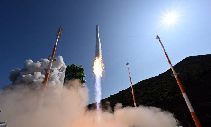 순수 국내 기술로 설계 및 제작된 한국형 발사체 누리호(KSLV-Ⅱ)가 21일 전남 고흥군 나로우주센터 발사대에서 화염을 내뿜으며 우주로 날아오르고 있다. /사진=공동취재단