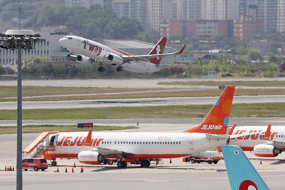 지난달 31일 서울 강서구 김포공항 활주로에서 저비용항공사(LCC) 여객기가 이륙하고 있다. /사진=뉴스1