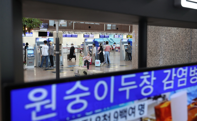 (부산=뉴스1) 김영훈 기자 = 질병관리청이 원숭이두창 의사환자 2명에 대한 진단검사 결과, 내국인 1인이 최종 양성으로 확인되었다고 22일 밝혔다. 확진자가 처음 발생함으로써 원숭이두창에 대한 위기 수준도 '관심'에서 '주의' 단계로 격상됐다. 사진은 22일 부산 강서구 김해국제공항 청사에 원숭이두창 주의를 알리는 문구가 모니터에 송출되고 있는 모습. 2022.6.22/뉴스1