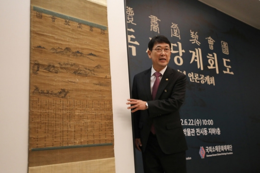 최응천 문화재청장이 22일 오전 서울 종로구 국립고궁박물관에서 열린 '독서당계회도' 언론공개회에서 작품에 대해 설명하고 있다. /사진=뉴스1