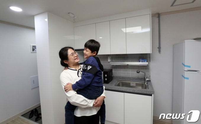 (시흥=뉴스1) 황기선 기자 = 4일 오전 경기 시흥시 다자녀 가구 전용 공공임대주택 ‘1024 퍼스트홈’에 입주하는 가족이 집을 둘러보고 있다. 2020.5.4/뉴스1