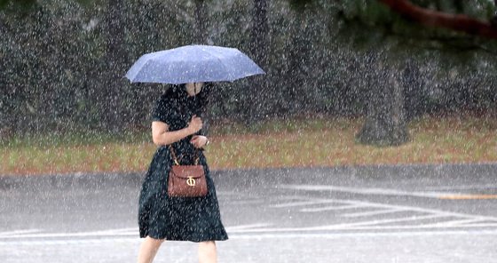 전국적으로 장맛비가 내린 23일 오전 서울 서초구 대검찰청에서 우산 쓴 시민이 발걸음을 재촉하고 있다. /사진=뉴스1  