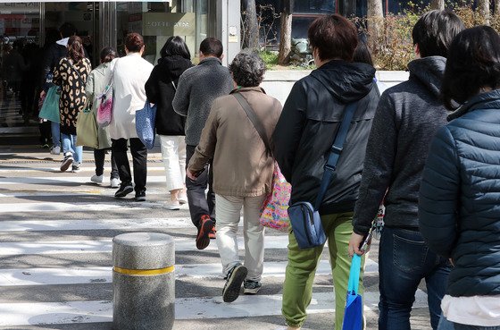 지난 4월 서울의 한 대형마트에서 시민들이 포켓몬 빵을 구매하기 위해 줄을 서서 입장하고 있다. /사진=뉴스1 
