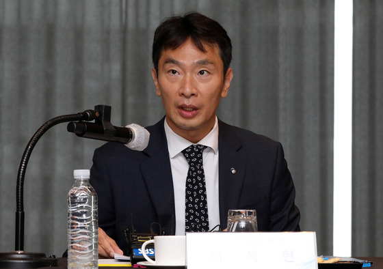 (서울=뉴스1) 박세연 기자 = 이복현 금융감독원장이 23일 오전 서울 중구 조선호텔에서 열린 금감원장-연구기관장 간담회에서 모두발언을 하고 있다. 2022.6.23/뉴스1