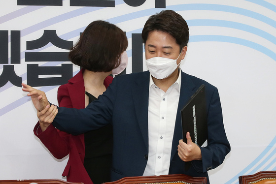 이준석 국민의힘 대표(오른쪽)가 23일 서울 여의도 국회에서 열린 최고위원회의에서 악수를 청하는 배현진 최고위원의 손을 뿌리치고 있다. /사진=공동취재=뉴스1