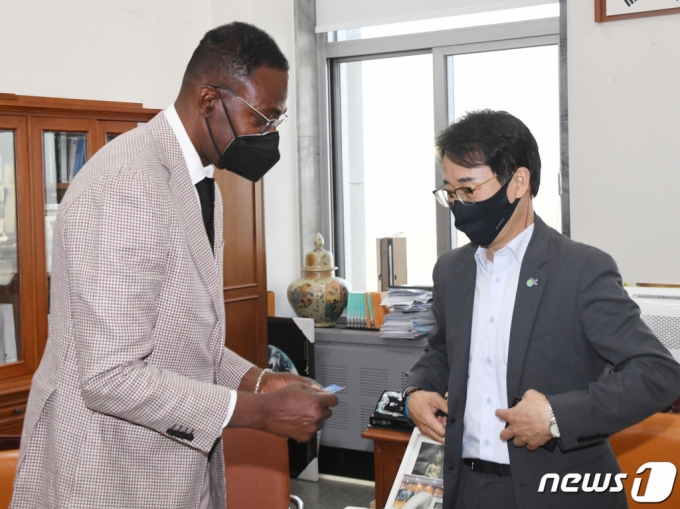 (서울=뉴스1) 오대일 기자 = 방한중인 가딘 가필드(Dean Garfield) 넷플릭스 공공정책 수석부사장이 3일 오전 국회 과방위원장실에서 이원욱 위원장을 찾아 명함을 건네고 있다.. 2021.11.3/뉴스1