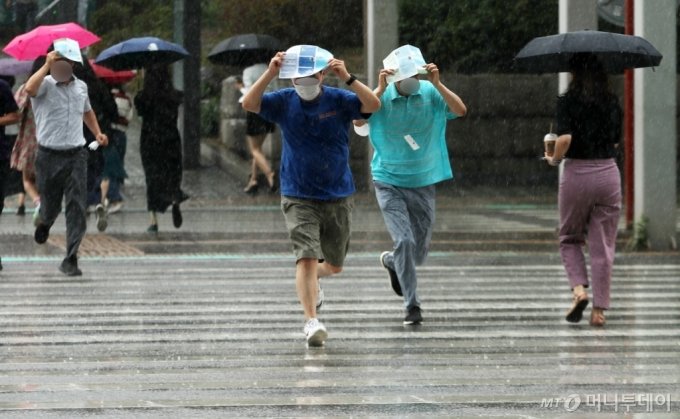 [사진]장마철 우산 챙기세요