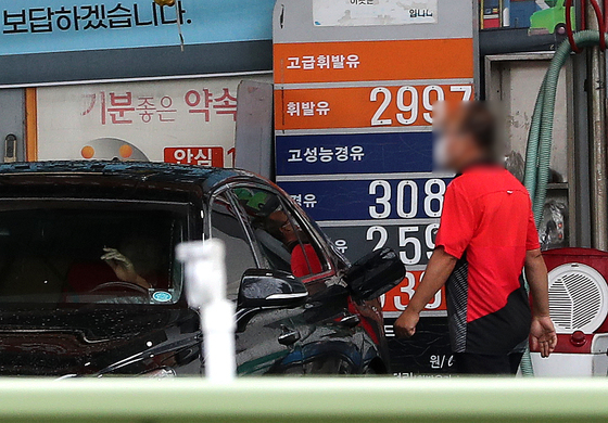15일 서울 시내의 한 주유소에 게시된 유가정보 게시판에 휘발유와 경유가 각각 2997원, 3083원을 나타내고 있다./사진=뉴스1